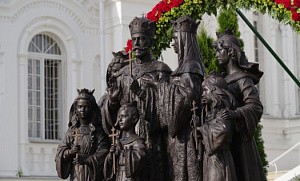 В Серафимо-Дивеевском монастыре состоялось открытие памятника семье императора Николая II