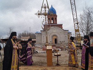 В Свято-Лаврентьевом монастыре г. Калуги освящен и водружен на купол храма крест