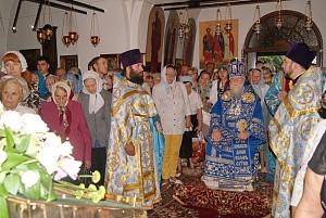 Митрополит Исидор возглавил в краснодарском монастыре «Всецарица» престольный праздник и вручил награду его настоятельнице