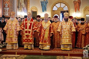 Блаженнейший митрополит Онуфрий возглавил Литургию в Банченском монастыре и посетил детские дома, опекаемые обителью