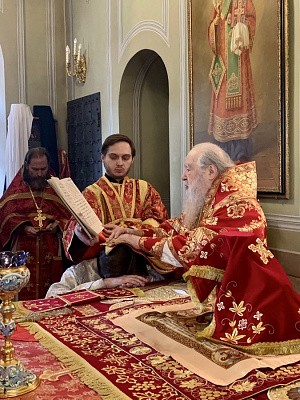 Митрополит Ювеналий совершил Литургию в Новодевичьем монастыре Москвы