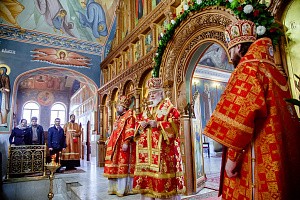 Митрополит Сергий отслужил Литургию в Свято-Воскресенском монастыре г. Самары и поздравил епископа Фому с днем тезоименитства