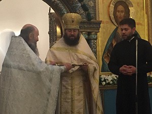 В дар Зачатьевскому монастырю переданы частицы мощей святых