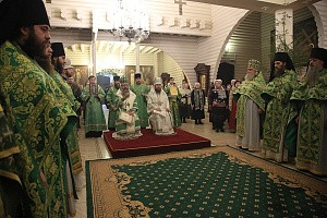 Митрополит Кирилл и епископ Виктор отслужили Литургию в монастыре на Ганиной Яме
