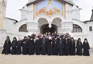Митрополит Игнатий посетил Спасо-Прилуцкий монастырь Вологодской епархии и вручил его наместнику церковную награду