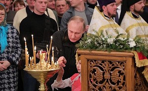 Президент РФ В.В. Путин молился за рождественским богослужением в Свято-Юрьевом монастыре Великого Новгорода