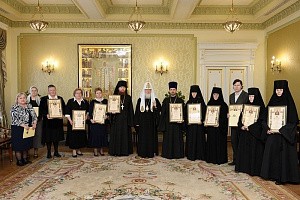 Патриарх Кирилл вручил грамоты сотрудникам-монашествующим Московской Патриархии