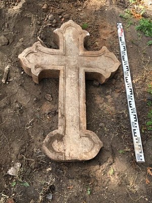 На территории бывшего Скорбященского монастыря найден мраморный крест конца XIX века