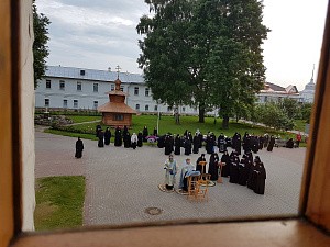 В Толгском монастыре служатся молебны о даровании хорошей погоды