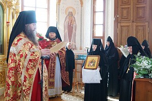 Игумен Феофилакт передал настоятельнице Аносина монастыря  Патриаршее поздравление с юбилеем
