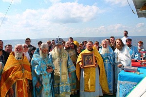 Епископ Вениамин совершил Литургию над затопленным Мологским Афанасиевским монастырем