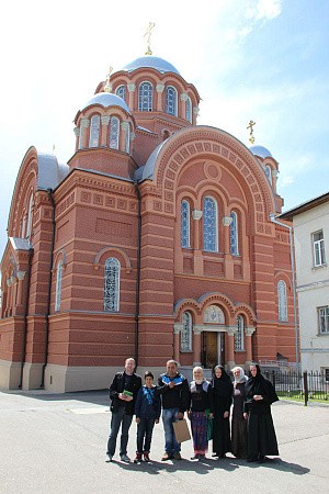 В Покровском Хотькове монастыре гостила группа сербских паломников
