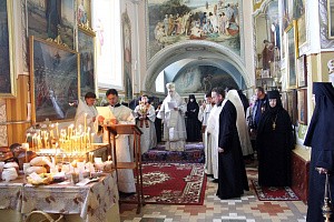 Митрополит Ириней в праздник Радоницы совершил панихиду в Корецком монастыре