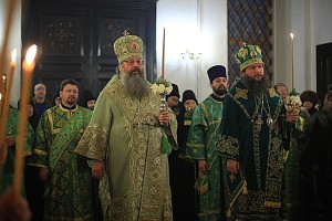 Митрополит Кирилл и епископ Евгений отслужили всенощное бдение на подворье Александро-Невского Ново-Тихвинского монастыря
