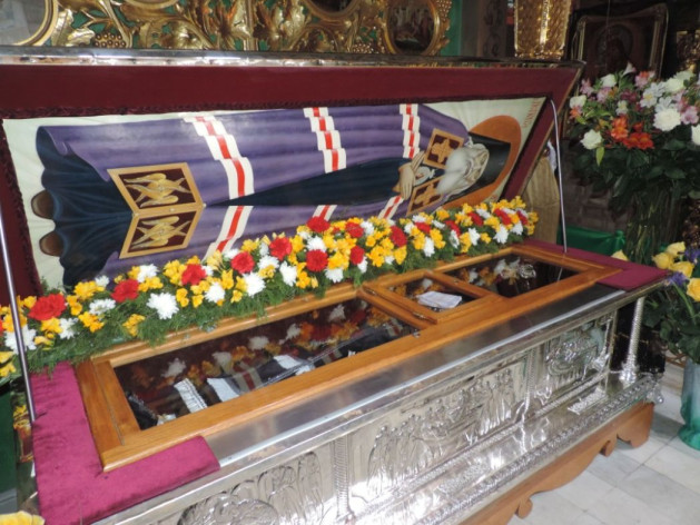 Рака с мощами святителя Луки (Войно-Ясенецкого) в Свято-Троицком соборе г. Симферополя