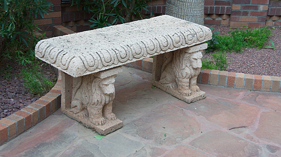 Каменные скамейки в монастырском саду