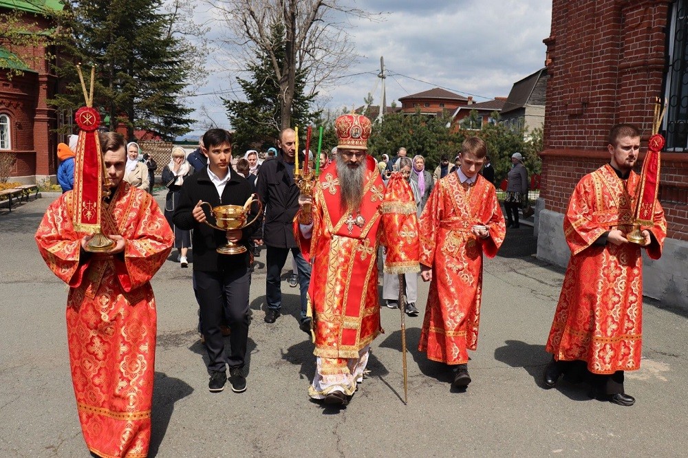 В Неделю жен-мироносиц епископ Уссурийский Иннокентий совершил Литургию и крестный ход в Марфо-Мариинском монастыре Владивостока