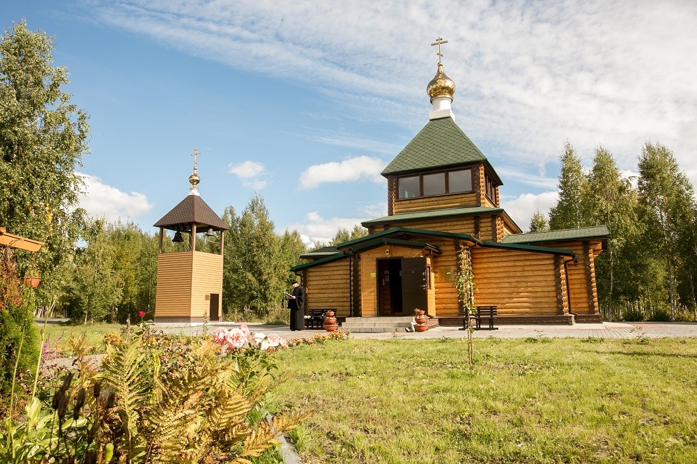 Митрополит Ханты-Мансийский Павел совершил чин освящения купола и колоколов для колокольни Димитриевского монастыря 