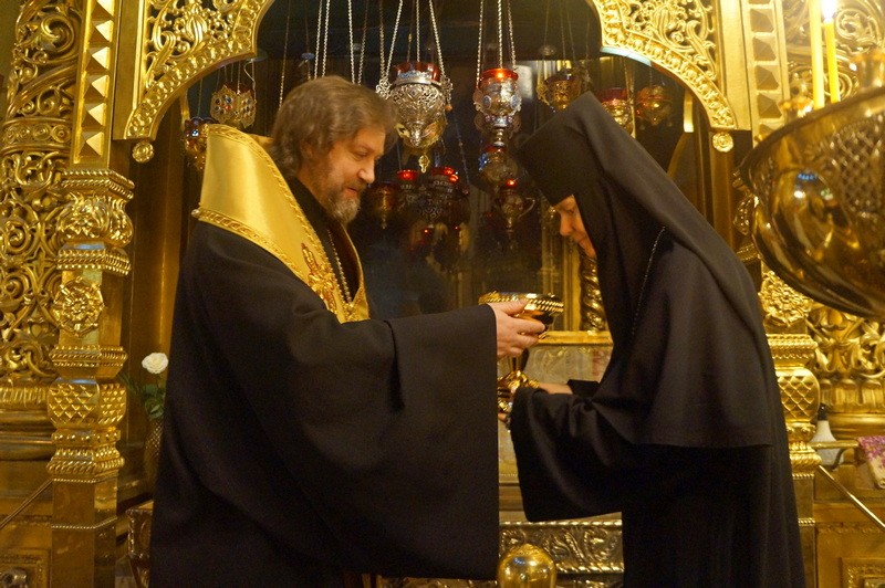 В Алексеевский ставропигиальный монастырь передан ковчег с частицей мощей святителя Алексия, митрополита Московского