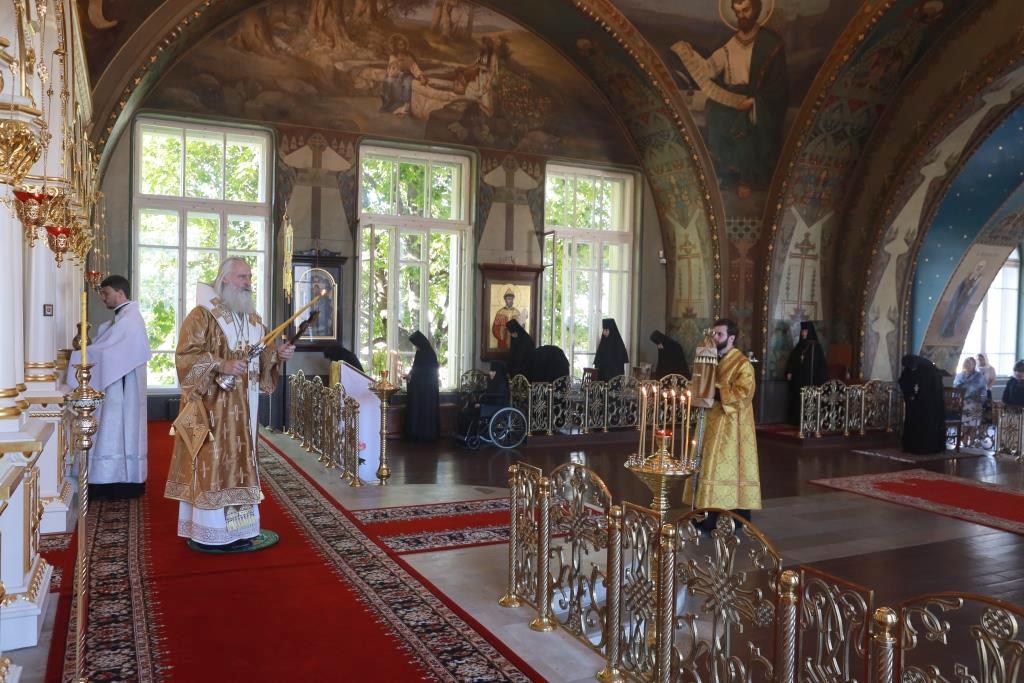 Председатель Синодального отдела по монастырям и монашеству совершил Литургию в Богородице-Рождественском ставропигиальном монастыре