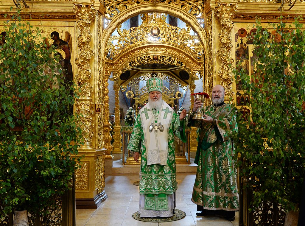 В праздник Святой Троицы Патриарх Кирилл совершил Литургию в Троице-Сергиевой лавре и вручил высокие церковные награды