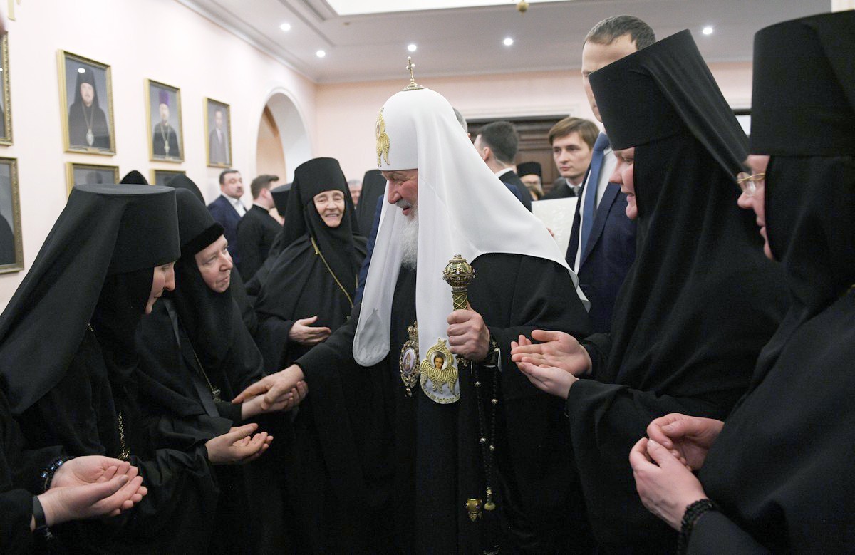 Монашествующие Русской Православной Церкви поздравили Святейшего Патриарха Кирилла с 10-летием интронизации