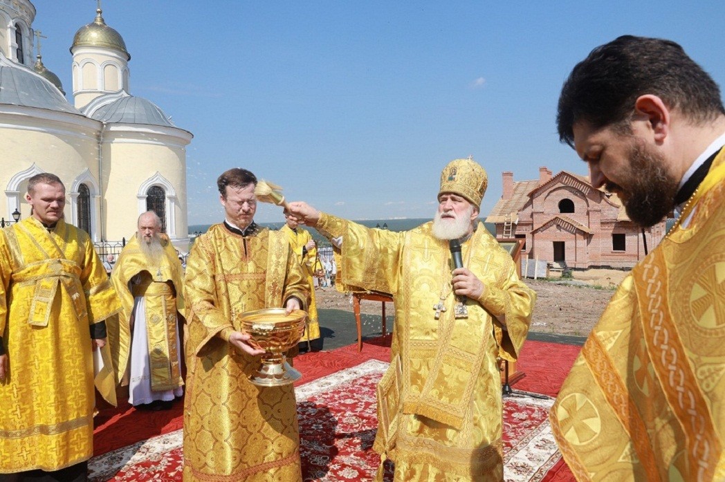 Патриарший наместник Московской митрополии освятил место строительства будущего келейного корпуса для насельниц Никитского монастыря в Кашире