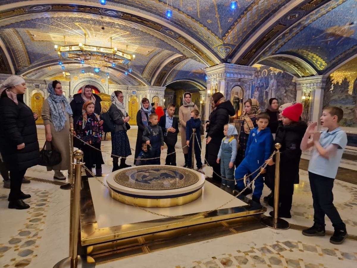 Ученики воскресной школы Борисоглебского Аносина монастыря посетили храм Воскресения Христова в Кубинке