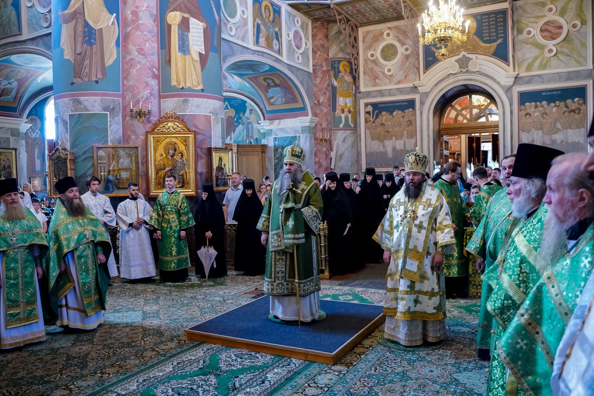 В день празднования Собора Дивеевских святых митрополит Нижегородский Георгий совершил Литургию в Дивеевском монастыре