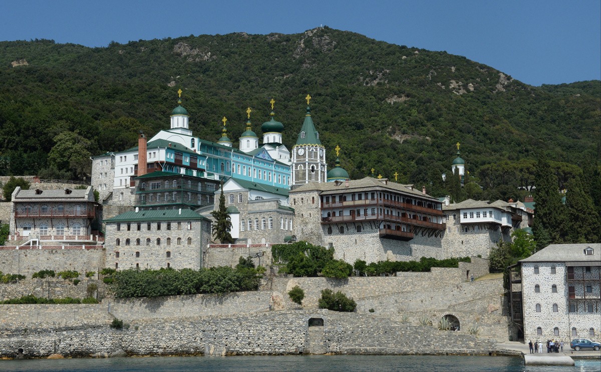 Святейший Патриарх Кирилл направил поздравление в Русский на Афоне Пантелеимонов монастырь по случаю престольного праздника 