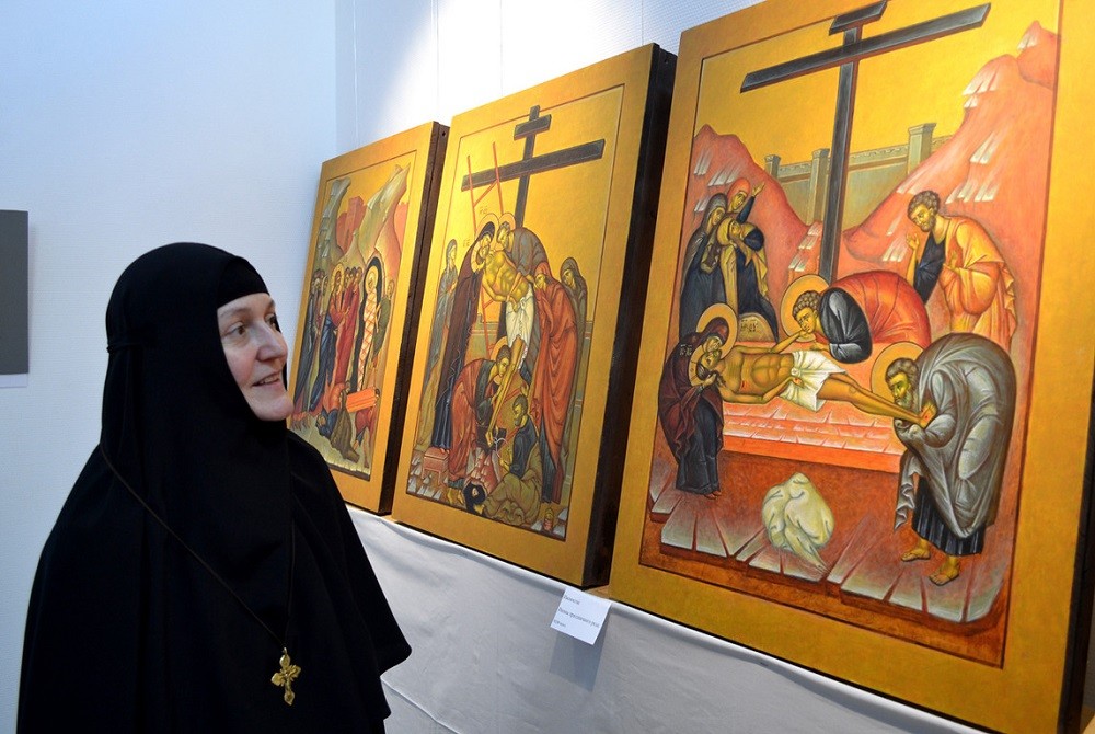 В выставочном зале Орска открылась выставка Иверского монастыря «Иконостас»