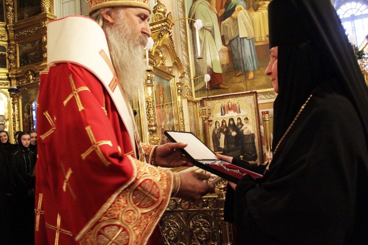 Архиепископ Феогност совершил всенощное бдение в Корецком монастыре и вручил орден его настоятельнице