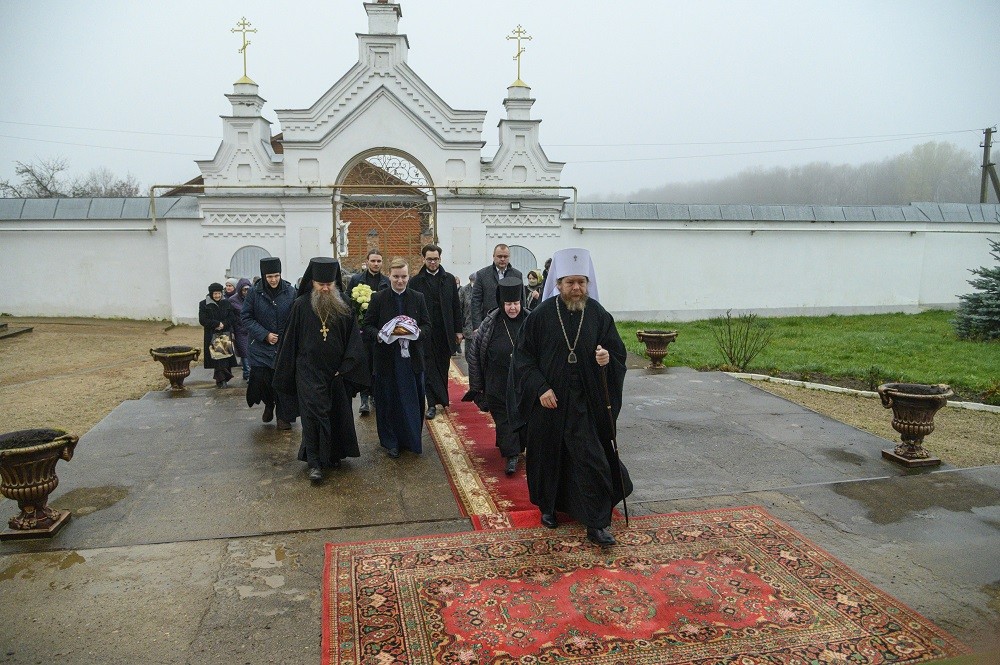 Митрополит Тихон отслужил Литургию в Спасо-Казанском монастыре г. Острова