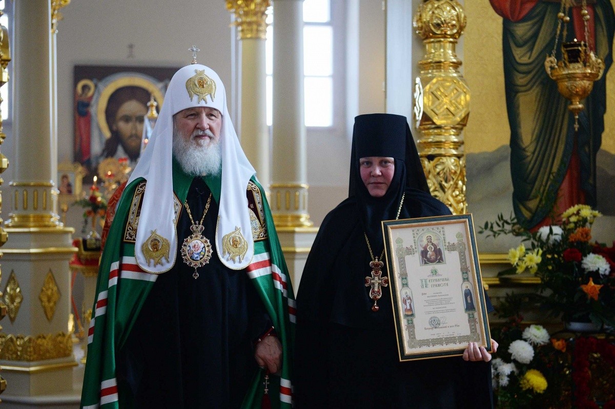 Патриарх Кирилл возглавил Литургию в Крестовоздвиженском Иерусалимском монастыре и вручил грамоту его настоятельнице
