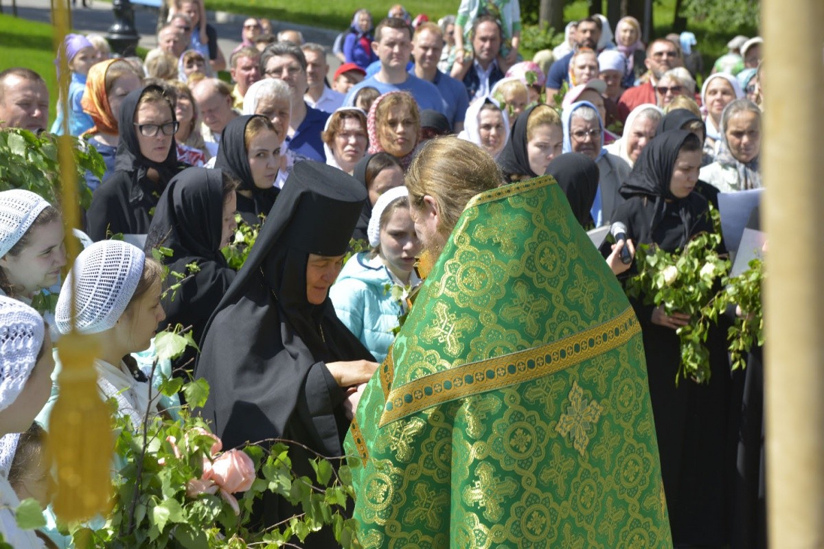 На подворье Покровского монастыря в Троице-Лыкове встретили праздник Пятидесятницы