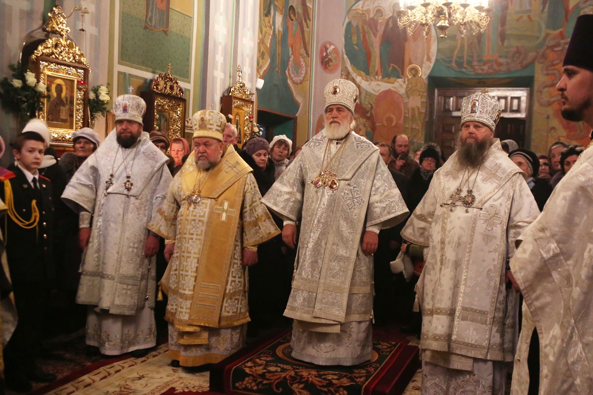 Патриарший Экзарх всея Беларуси отслужил великую вечерню в Гродненском Рождество-Богородичном монастыре и вручил Патриаршую медаль его настоятельнице