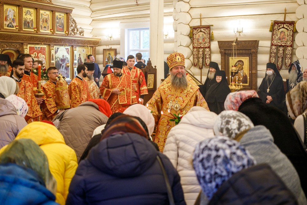 В Светлый вторник глава Екатеринбургской митрополии совершил Литургию в монастыре Царственных страстотерпцев