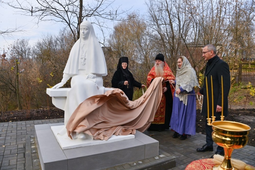 На территории Казанского девичьего монастыря в Калуге открыли памятник великой княгине Елисавете Феодоровне