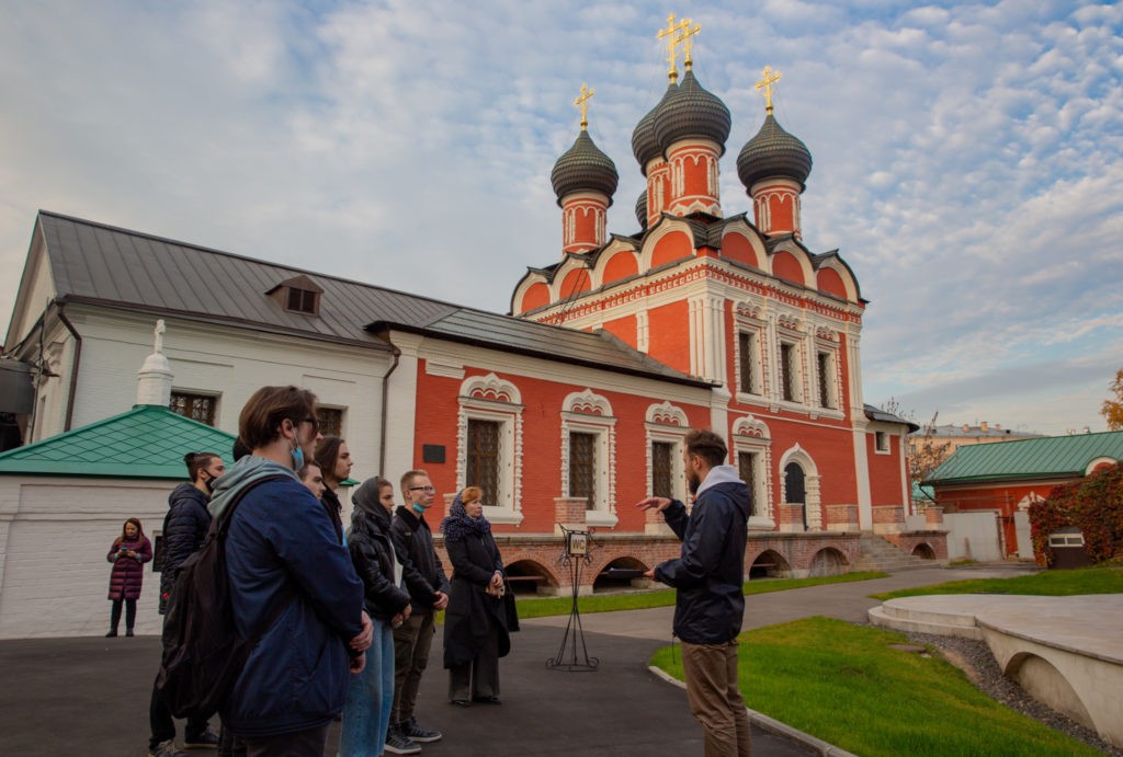 Студенты московских колледжей продолжают знакомиться с историей и архитектурой Высоко-Петровского монастыря