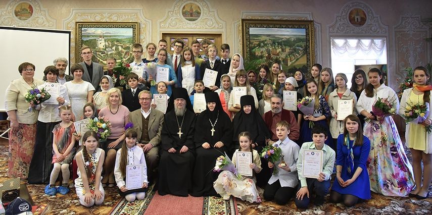 В Пюхтицком монастыре провели конкурс чтецов «Славим Пасху Христову!»