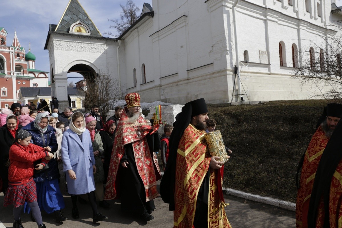 Наместник Саввино-Сторожевского монастыря совершил в обители Литургию и пасхальный крестный ход