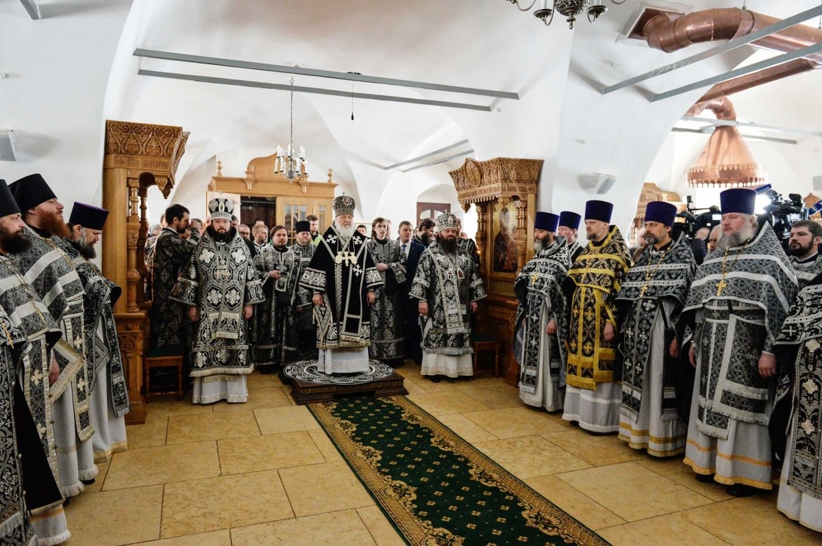 Патриарх Кирилл совершил в Донском монастыре Литургию и поминовение погибших в результате пожара в торговом центре г. Кемерова
