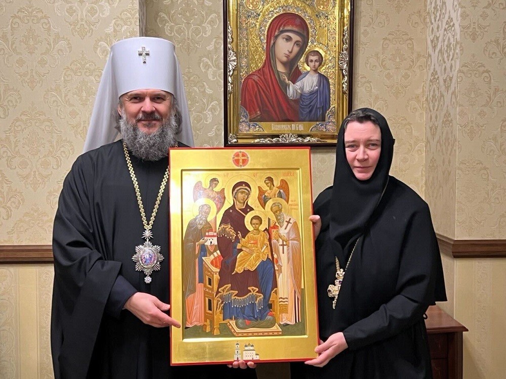 Петербургский Новодевичий монастырь передал Тверской епархии икону Богородицы «Экономисса» 