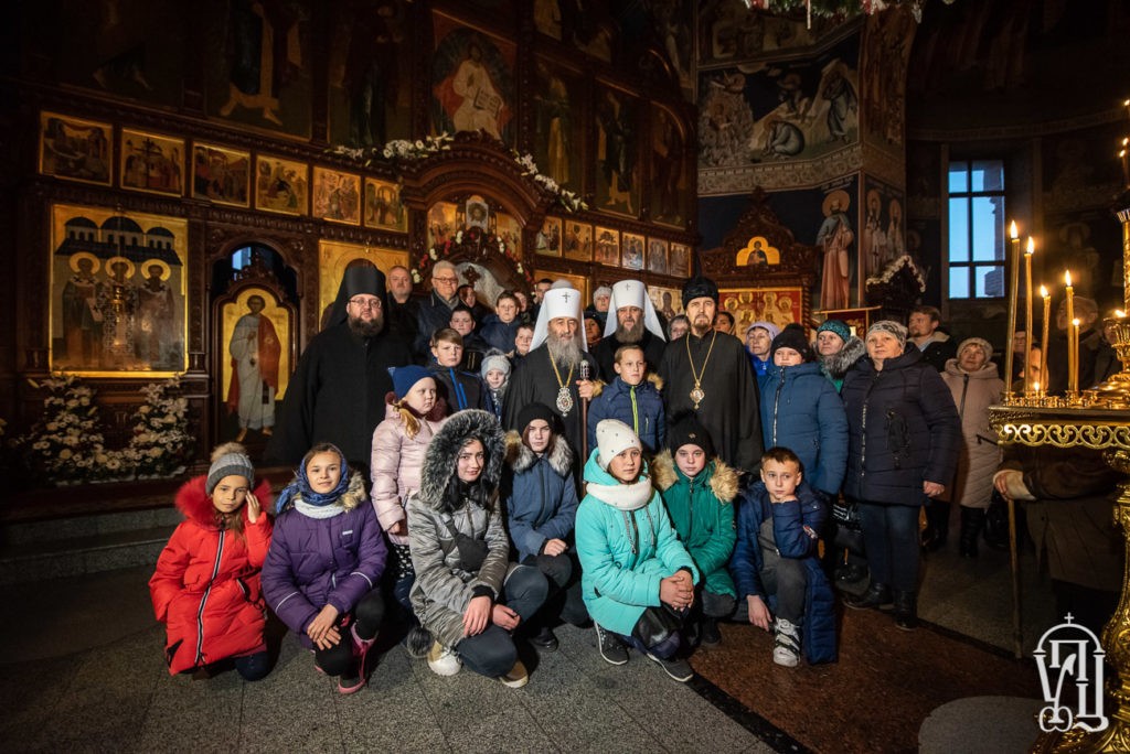 Блаженнейший митрополит Онуфрий благословил в Покровском Голосеевском монастыре Киева детей из Донбасса
