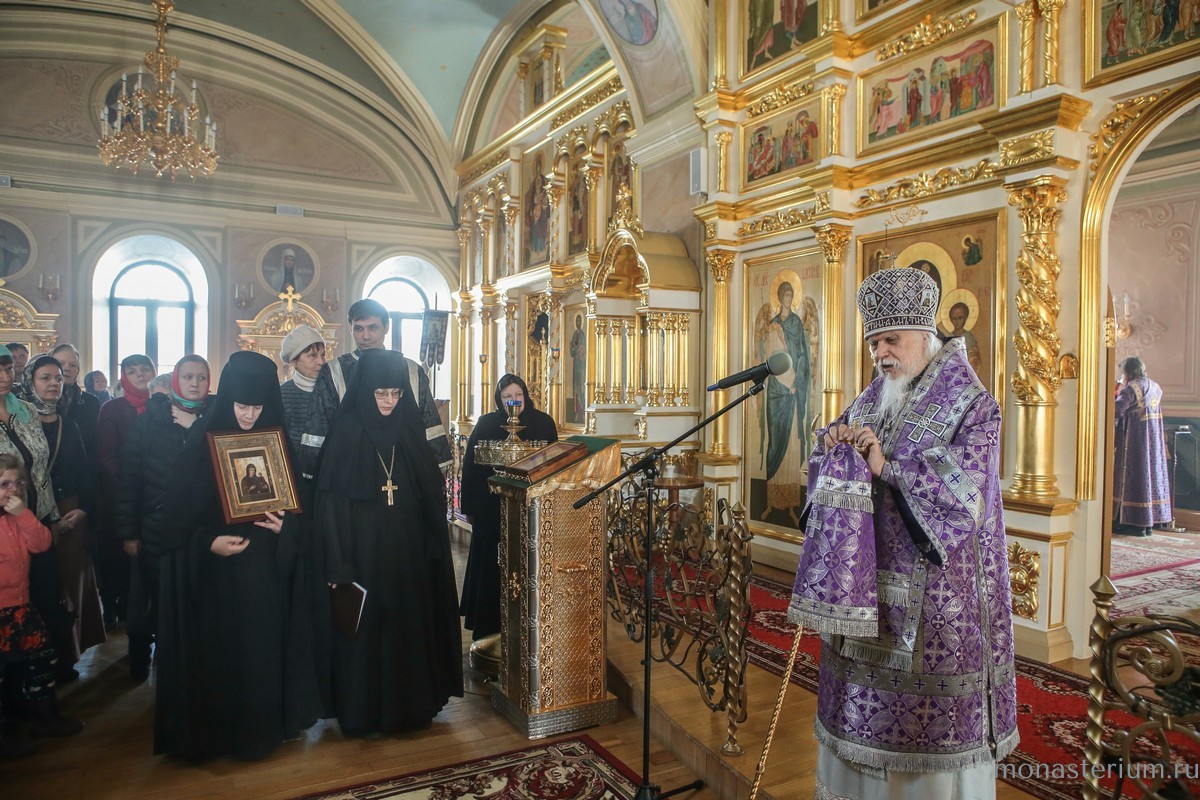 В Зосимовой пустыни при участии епископа Пантелеимона открылась благотворительная ярмарка «Плакучая ива»