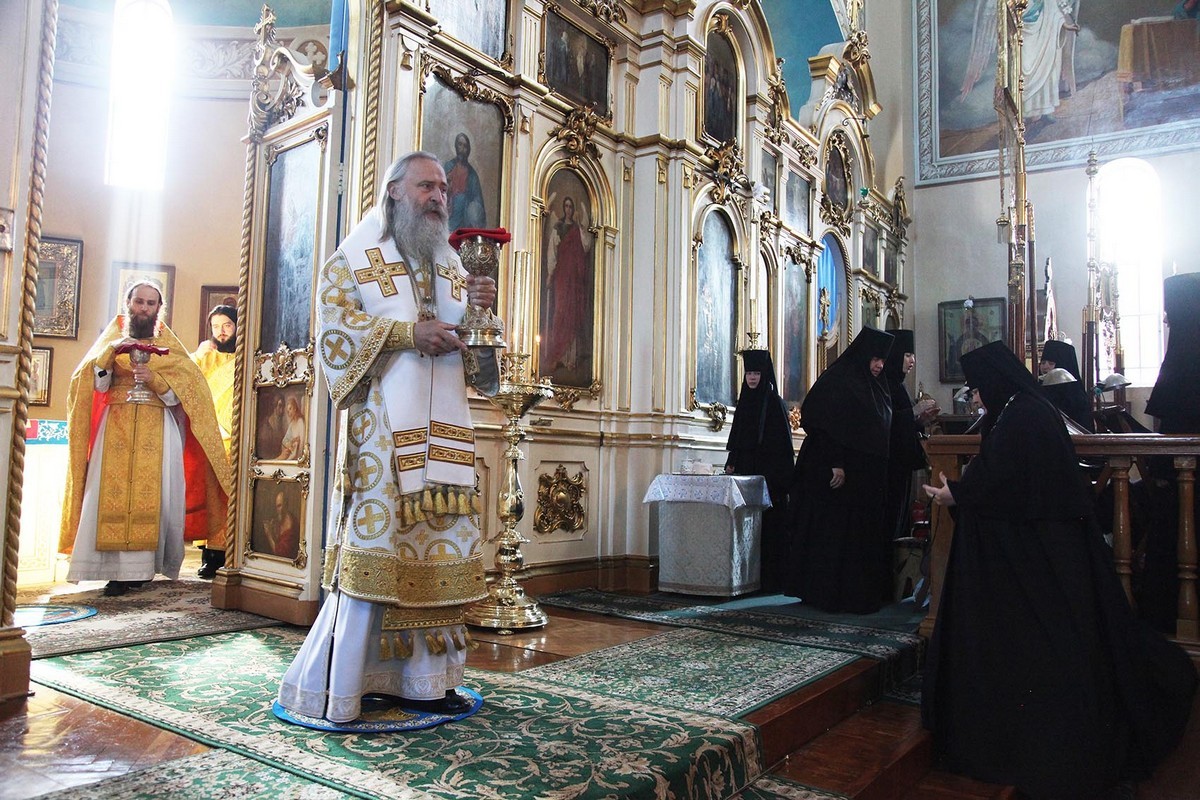 Архиепископ Феогност возглавил Литургию в Пюхтицком монастыре в день Рождества Иоанна Предтечи