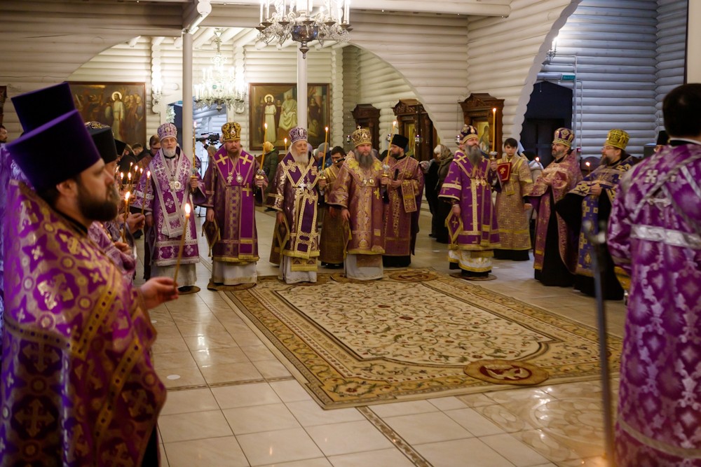 Накануне дня обретения иконы Божией Матери «Державная» в монастыре на Ганиной Яме состоялось архиерейское богослужение