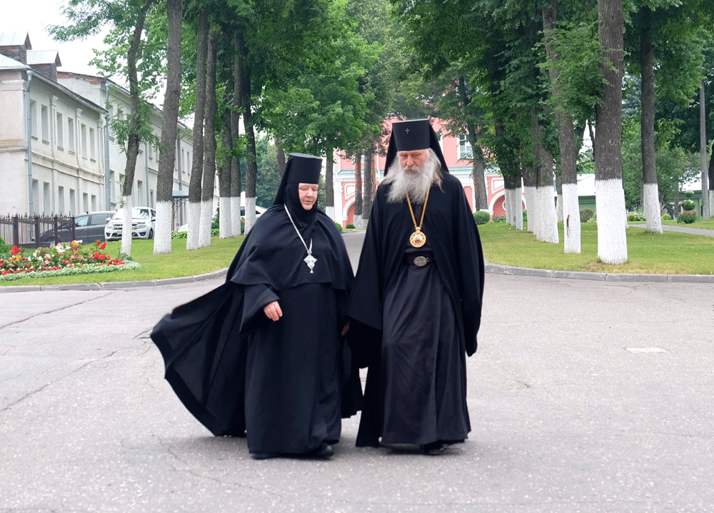Архиепископ Феогност совершил литургию в Покровском Хотькове монастыре в день рождения его настоятельницы
