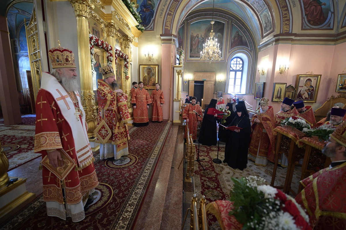 В Покровском монастыре в Москве прошли торжества по случаю 70-летия преставления блаженной Матроны Московской