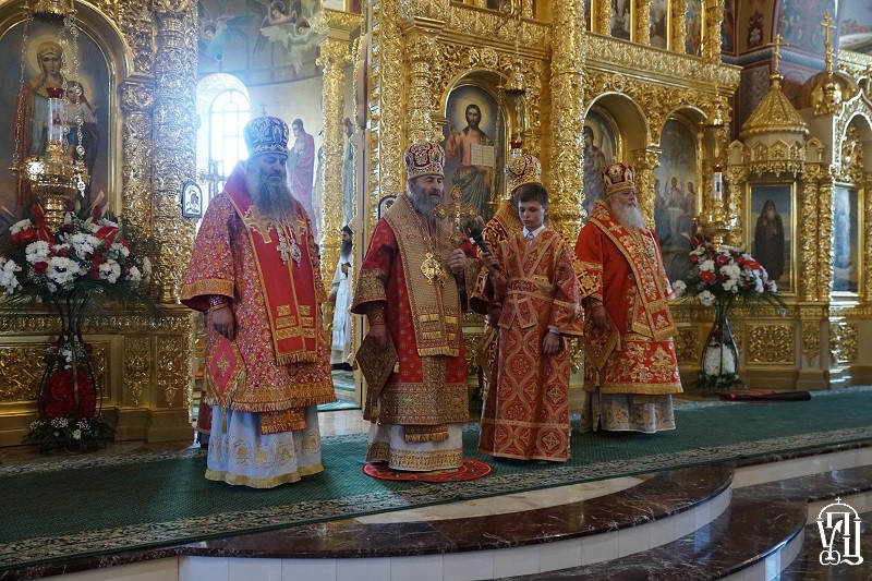 Блаженнейший митрополит Онуфрий возглавил Литургию в Банченском монастыре и посетил детские учреждения при обители